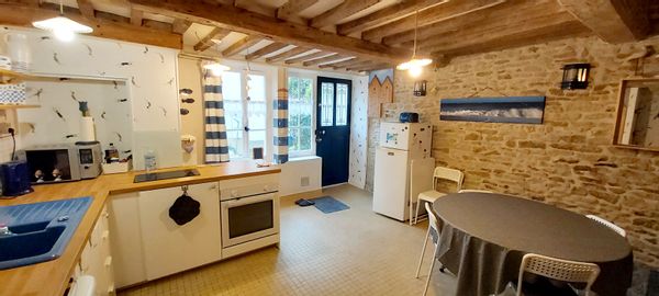 La villa Camille à 30m de la mer baigne dans l'air iodé de ce village si particulier du Calvados.