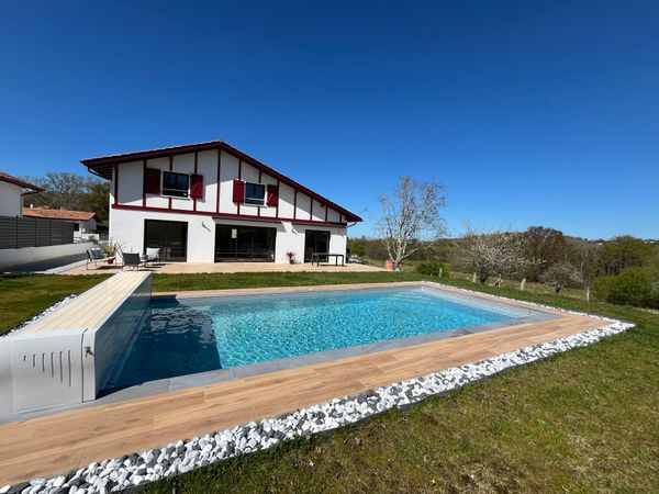 Maison basque pour 7 personnes avec piscine a 10 mins de Bayonne et 20 des plages et montagnes.