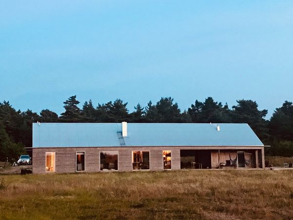 Maison en bois moderne proche de la mer avec une belle vue sur les prés.