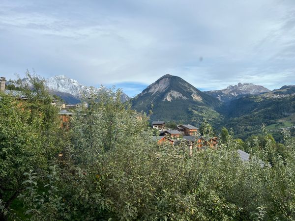 Maison de montagne ensoleillée au pied de la Vanoise. Ambiance chalet, maison entièrement neuve.