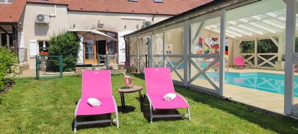 Une grande maison de campagne bourguignonne du 19ème  au calme, sans vis à vis avec piscine couverte