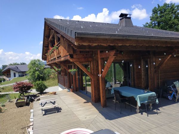 Chalet cosy au pied des montagnes (avec jacuzzi)