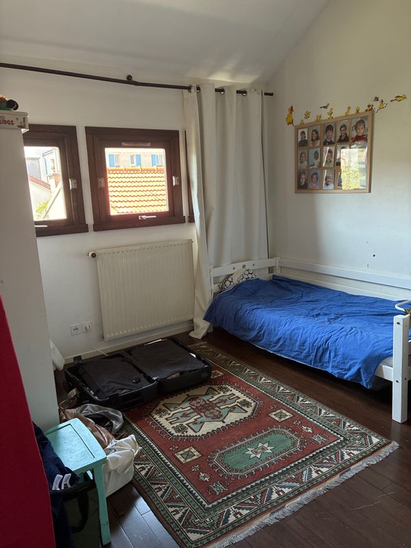 Chambre privée sur jardin, dans maison d’architecte proche de Paris.