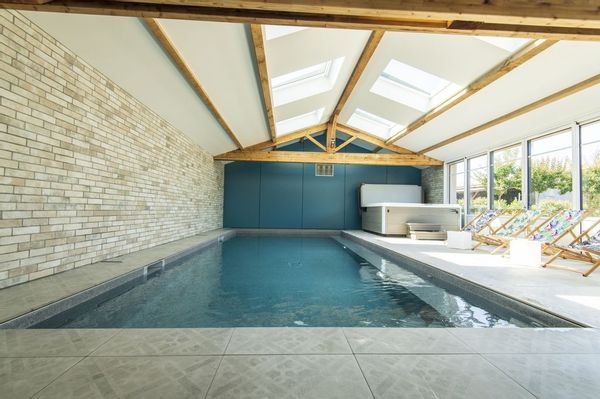 Grande maison familiale (15 pers) avec piscine intérieure & spa, proche mer en Vendée