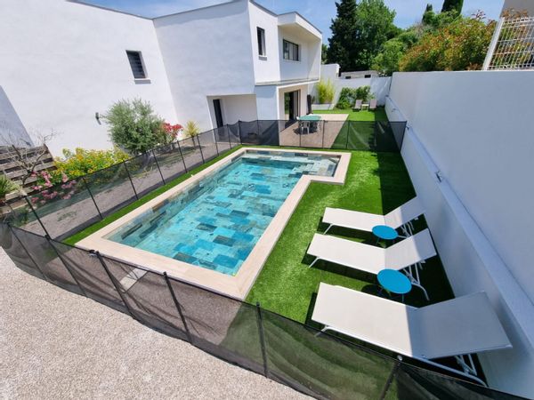Maison familiale entre soleil et lumière.
