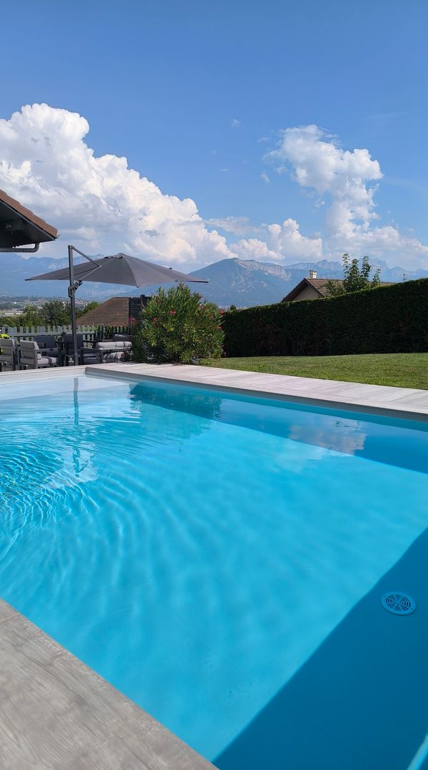 Maison familiale avec piscine, vue montagnes, située à 10 minutes d'Annecy et de son lac et 45 minutes des stations de ski