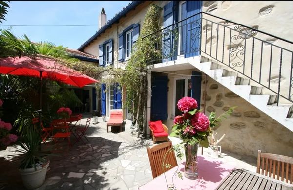 La maison est une ancienne Ferme de 1880 au Pays Basque à 8 minutes à pied de l Océan!