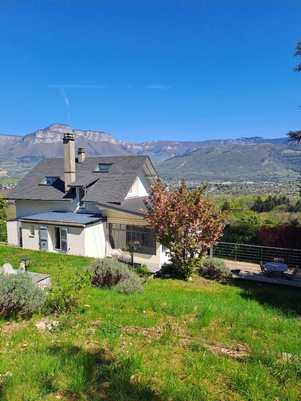 Maison entre lac et montagne