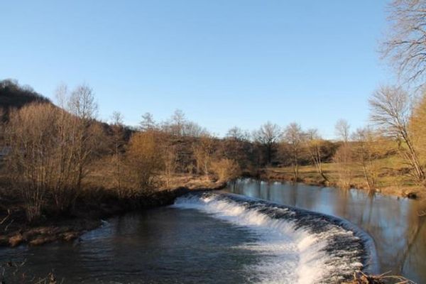 Moulin du 16ème siècle rénové au bord de l'eau