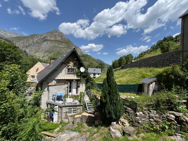 Maison au coeur du village de Gavarnie au pied du cirque