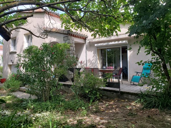 Maison fraîche, jardin ombragée, à deux pas de la rivière pour se baigner.