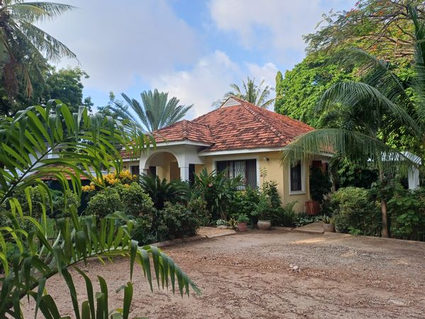 Une maison avec un jardin tropical dans Dar es Salaam