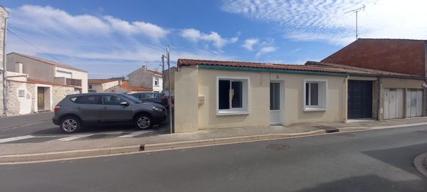 La maison de Geneviève est placée au coeur du village  et à 5 km des plages