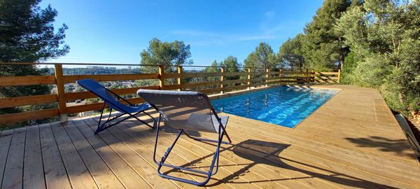 Villa spacieuse et moderne avec piscine et vue exceptionnelle sur la campagne, la ville et la mer
