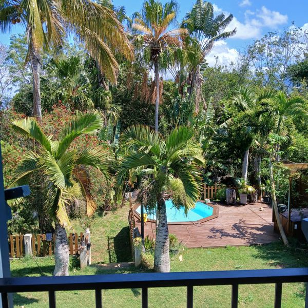 BELLE MAISON CREOLE AVEC PISCINE ET JARDIN au sud de la Reunion. Logement complet, une chambre.