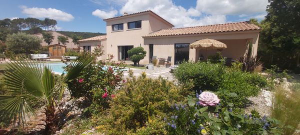 COCON DANS LA PROVENCE VERTE