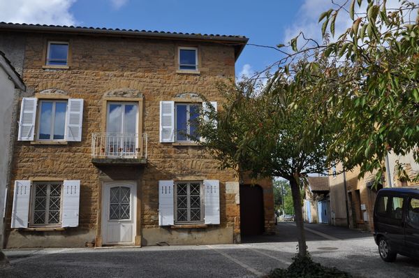 Maison familiale en pierres dorées au cœur du Beaujolais et à deux pas de Lyon
