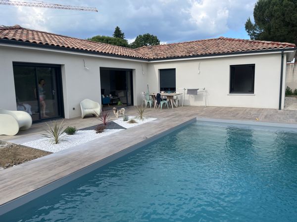 Maison neuve avec jardin et piscine.3chambres babyfoot. Commerces transports communs à côté.
