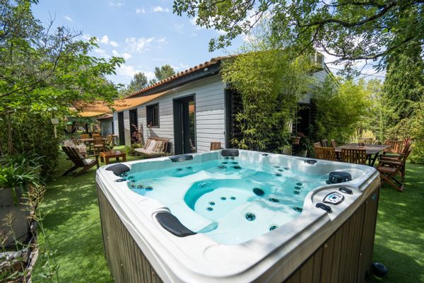 Zen sous les pins au coeur de la Provence verte