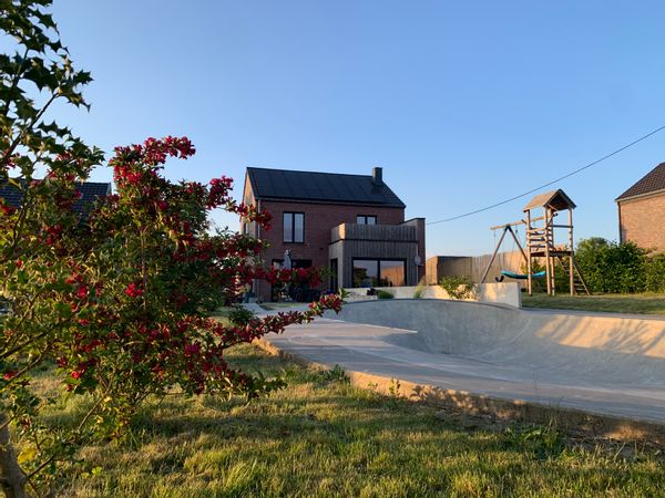 Unique et Spacieuse Maison 4 façades, 5 chambres, Skatepark privé dans le jardin!