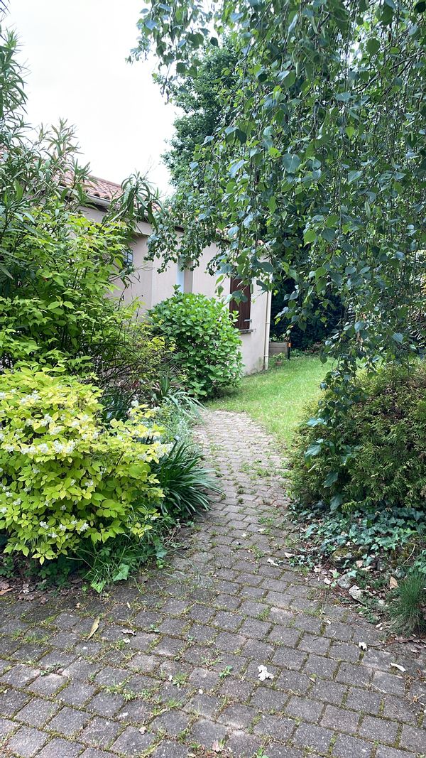 La maison est au bout d un chemin a l entrée de la forêt.