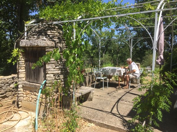 La chambre privée de Isabel, dans un écrin de verdure, en bordure de forêt.