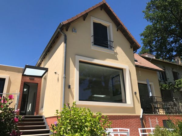 Maison lumineuse, jardin et jacuzzi, entre Paris et Versailles.