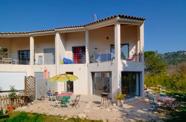 Maison au Tholonet, au cœur du pays de Cezanne.