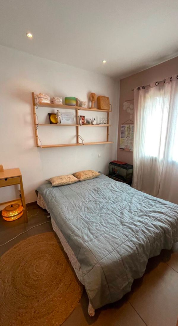 La chambre d’ami de Nathalie. Elle est notre chambre d’ami et aussi ma salle soins à temps partiel.