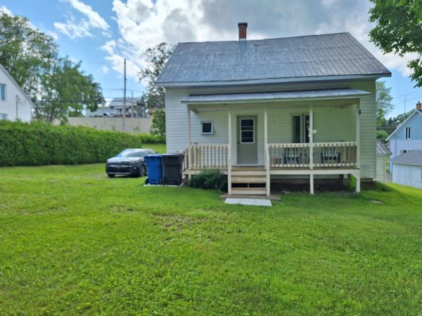 Belle maison de campagne accueillant jusqu'à 6 personnes. Visitez le Bas St-Laurent au Québec