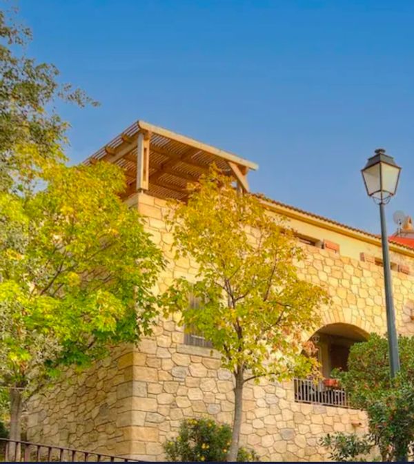 L’Olivella. Appartement 2 chambres au cœur d’un hameau situé en contrebas du village de Lama en Corse. Spacieux, tout confort et superbe vue sur la montagne et la mer. Endroit très calme.