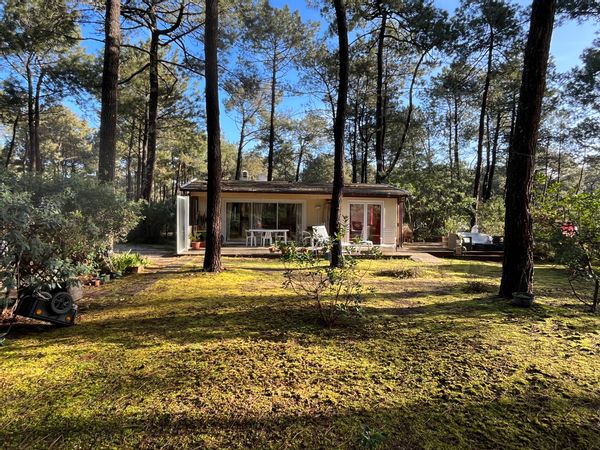 La maison de Isabelle située dans centre naturiste au bord de l'océan dans le Médoc en France
