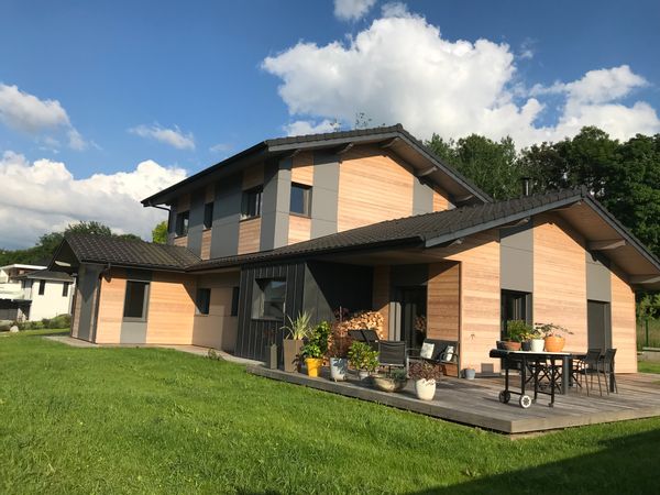 La maison en bois de Marie et Laurent entre lac et montagne