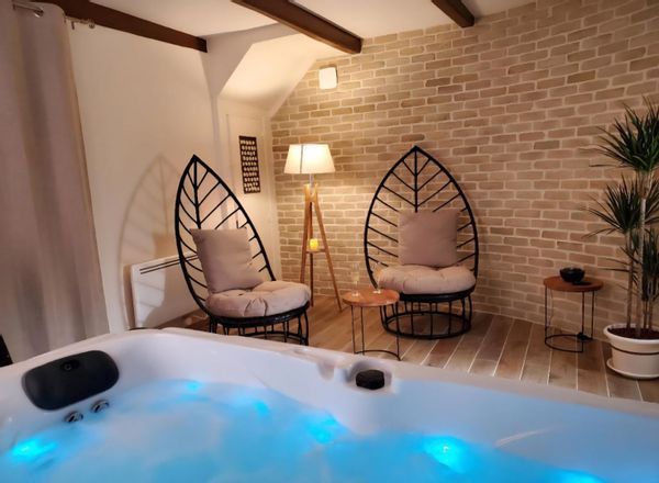 Jolie maison de village en Ardèche avec Jacuzzi privatif