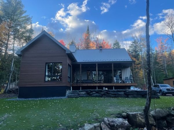 Jolie maison près d'un lac, la forêt et la nature