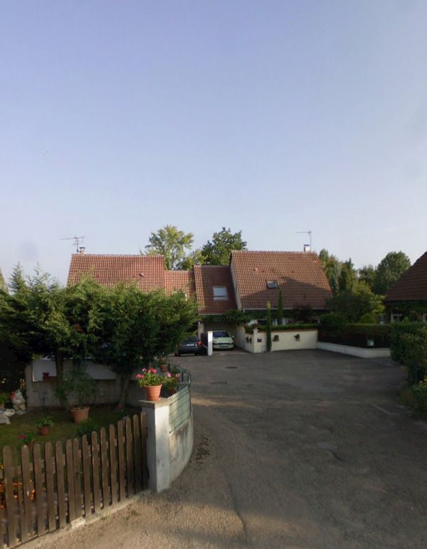 Maison dans un lotissement très calme sans vis-à-vis à proximité des commerces.
