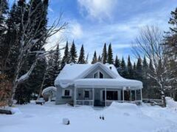 Paisible chalet au pied de la montagne noire et à quelques minutes du village de Saint-Donat.
