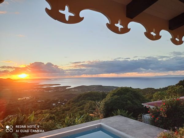 Maison avec vue panoramique exceptionnelle, nichée dans les hauteurs du Diamant en Martinique
