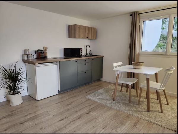 La chambre privée de Erika, un grand studio calme à 12 min en voiture de la plage