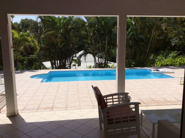 Villa spacieuse et confortable avec une jolie piscine.