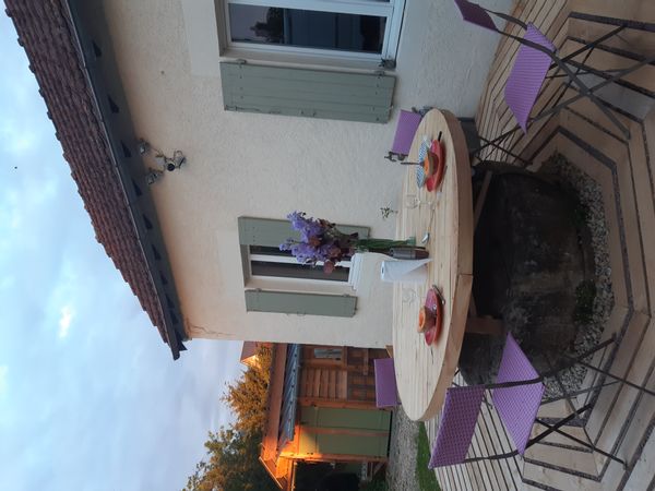 Maison de ville,  jardin et terrasse parking et bus gratuits, lac et base de voile. Bienvenue !!!