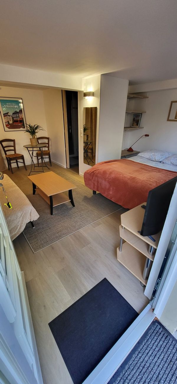 Studio indépendant en rez de jardin avec cour fermée calme et proche tram,