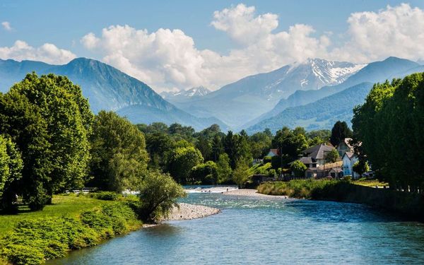 Sud-Ouest de la France, grande maison familiale aux pieds des Pyrénées, près de Pau et Lourdes