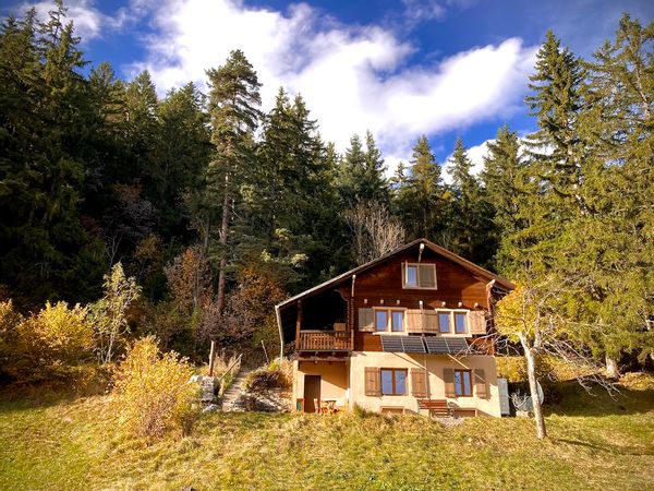 Un chalet traditionnel suisse en pleine nature