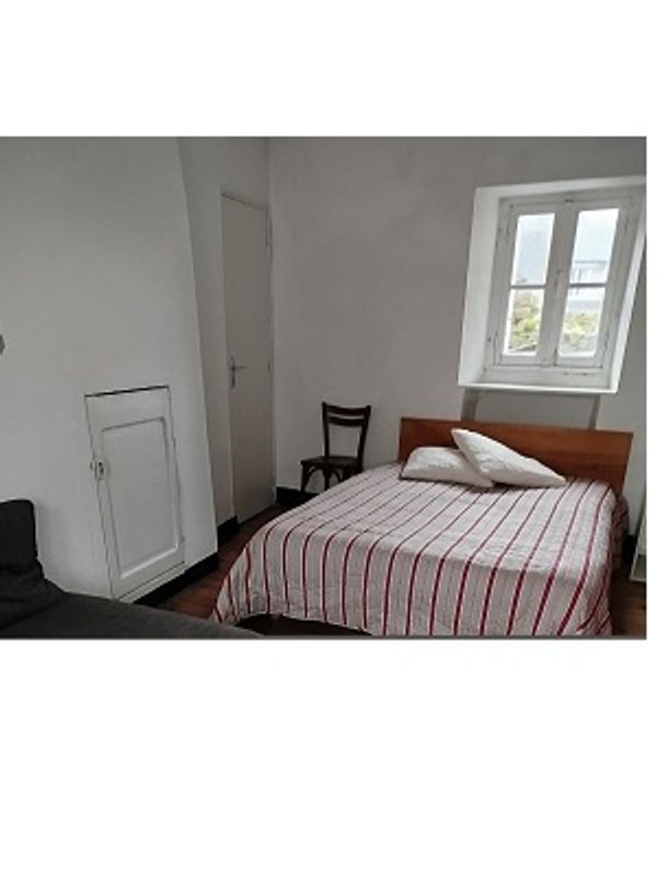Grande chambre pour un ou deux hôtes avec option couchages supplémentaires pour enfants