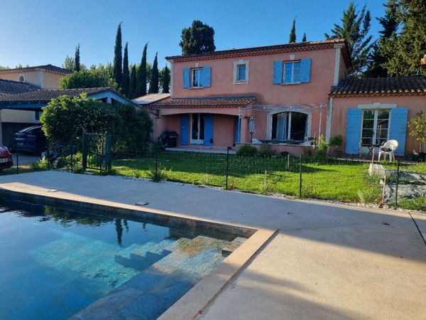 Maison dans village provençal entre Avignon et Saint Remy de Provence