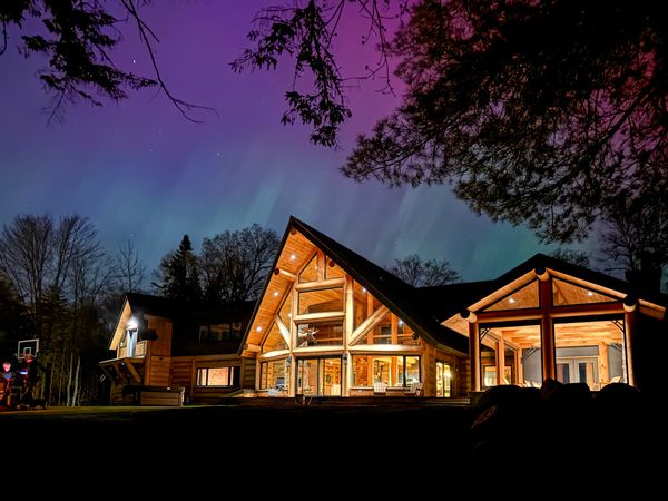 Maison en bois rond en bord de lac