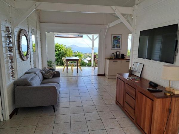 Bungalow 2 chambres en pleine nature face aux Saintes