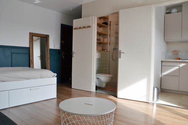 Un studio élégant, cozy et calme avec son balcon et sa vue sur le canal de l'Ill.