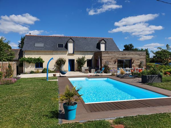 Longère bretonne avec piscine et grand jardin, à 15 min de Rennes